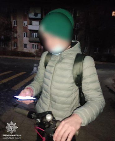 В Мукачево наркоман на самокате "спалился" перед полицейскими 