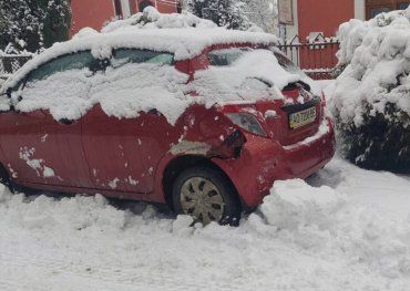 Снегоуборочная машина задела припаркованный автомобиль в Ужгороде
