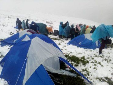 Спецоперація закарпатських рятувальників у Карпатах: порятунок 27 дітей та 8 дорослих із засніжених гір