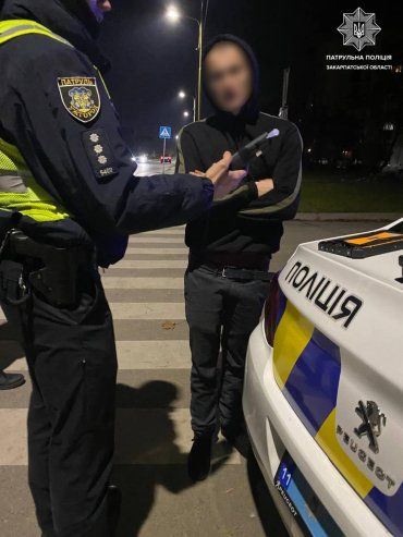 Курьёз дня: В Ужгороде полицейские пытались уберечь нарушителя от глупой идеи "договориться" 