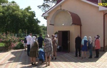 На Трійцю мешканців міста Ужгород у церквах "лякали" закликами "не цілувати ікони"