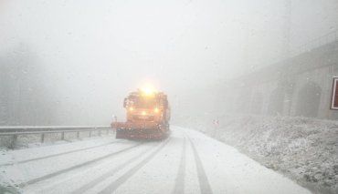 Перевалы в Закарпатье покрыло снегом: Работает техника, водители не готовы 