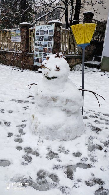 В Закарпатье перед первым днём зимы выпал снег: Жители на радостях лепят снеговиков 