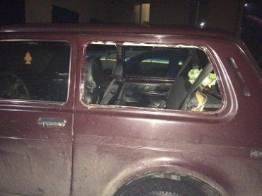 Задержанный закарпатец выбил стекло на служебном авто полиции