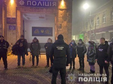 На Закарпатье группу нелегалов с детьми скрывали в заброшенном здании