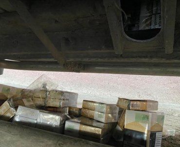У мікроавтобусі українця на кордоні Закарпаття з Румунією знайшли сховок із контрабандним куривом