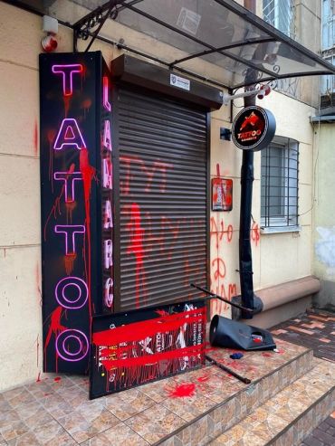 В Одессе расправились с филиалом скандального тату-салона, хайпанувшего на жестокости с животными 