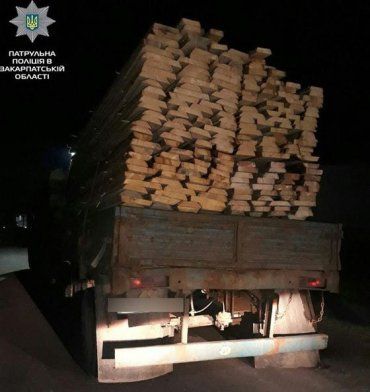 На Закарпатье патрульные остановили грузовик в котором обнаружили древесину без документов