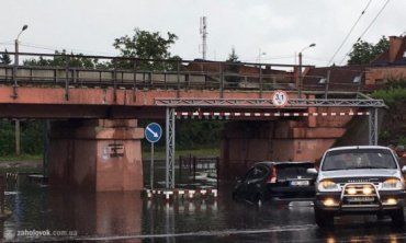 Опять 25: В Ужгороде под переездом внедорожник ушел под воду