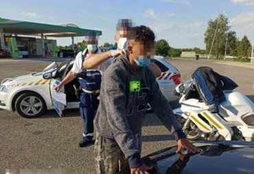 Жителя Закарпатья "окольцевали" в Венгрии за "транспортировку" нелегальных мигрантов