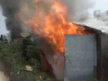 На Закарпатті іномарку "Фіат Скудо" спалили разом із гаражем