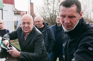 Москаль пропонує активісту Данацку особисто долучитися до розбудови дорожньої інфраструктури — з лопатою і катком