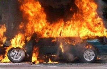 "Тріо" автомобілі пішло вогнем до неба на Закарпатті