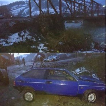 В Закарпатье "ВАЗ" упал с моста в Тису