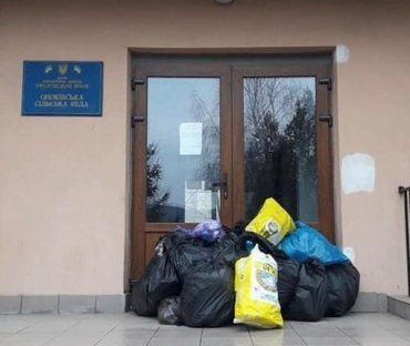 В Закарпатье местные жители мстят сельсовету отходами