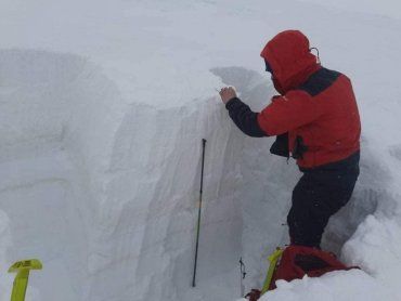 Весной и не пахнет: В Закарпатье высота снега сиганула почти под два метра