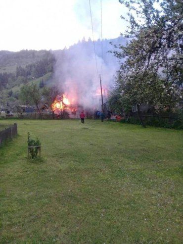 В Закарпатье разрушительный пожар с одного дома перекинулся на второй 
