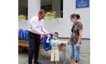 В Ужгороді мер Андріїв "рекламно" роздавав шкільні портфелі майбутнім першокласникам