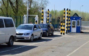 На кордонах Закарпаття з Румунією та Угорщиною "застрягли" кілька сотень автомобілів!