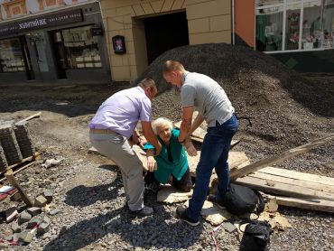 Літня жінка впала у відкритий люк на площі Петефі в Ужгороді