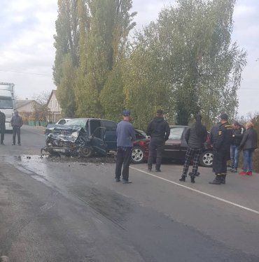 Разрушительное ДТП на Закарпатье: Машины столкнулись лоб в лоб, один из пострадавших - в реанимации