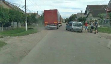 Легковушка на дороге в Закарпатье "распалася" на полном ходу