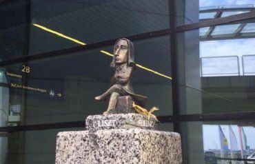 В аэропорту Будапешта установили мини-скульптуру ужгородского скульптора