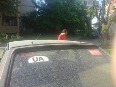 В Ужгороде охранник магазина обматерил покупателя, а затем повредил авто