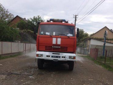 По "коронавирусному" селу в Закарпатье распрыскивают КАМАЗом дезинфектор 