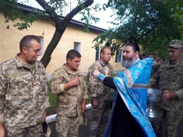 Військовослужбовців, які відбувають на схід України, благословив священик в Ужгороді