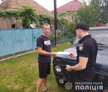 Поліція розшукала чоловіків, яких підозрюють у навмисному пошкодженні автівок таксі у Мукачево