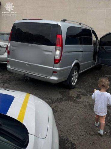 В Ужгороде 3-летняя малышка без присмотра бегала по проезжей части 