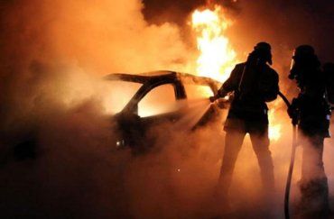 Жуткий пожар в автомастерской на Закарпатье: Пылали 2 автомобиля и 2 мотоцикла 