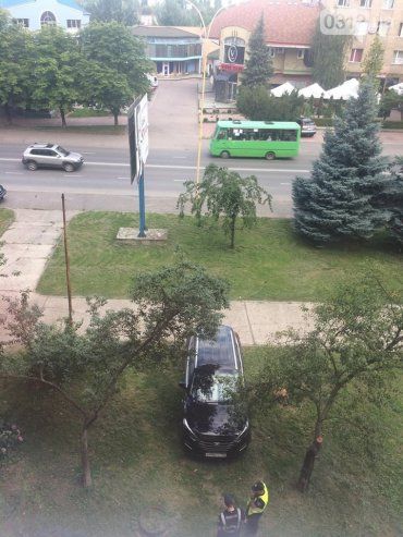 В Ужгороді на зеленій зоні припаркулося авто на російських номерах