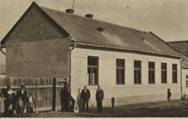 Исторические кадры первой цыганской школы в Ужгороде