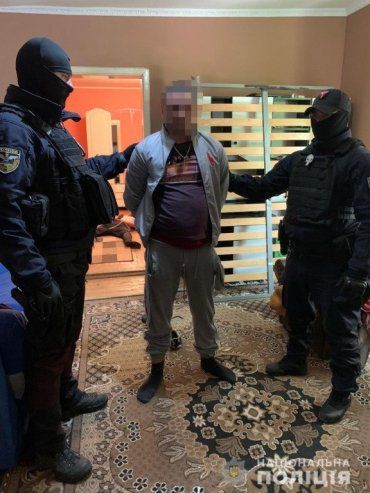 Окружили дом толпой: В Закарпатье спецназ провел впечатляющую операцию по задержанию наркоторговца 