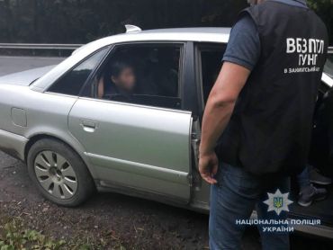 Групу нелегальних мігрантів затримали в автомобілі на Закарпатті