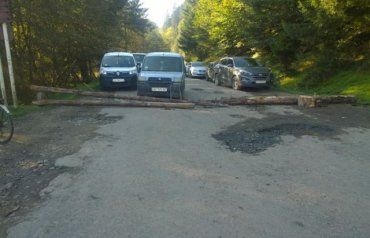 В Закарпатье перекрыли 3 дороги из-за ям