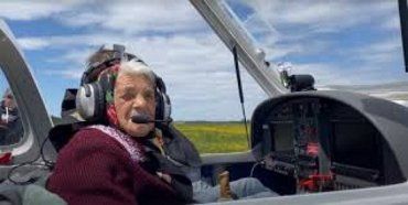 Летать на самолете старушке из Закарпатья очень понравилось — теперь ее от штурвала не оторвешь