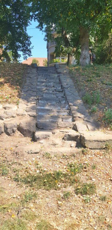 Ужгородці розчистили старі кам’яні сходи до Ужа