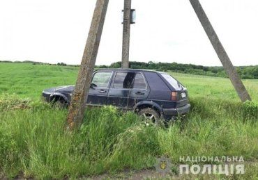 На Західній Україні крадії втопили у багнюці "позичений" легковик