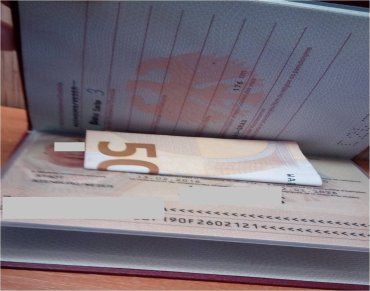 Громадянка Німеччини пропонувала прикордонникам Закарпаття хабар у 50 євро