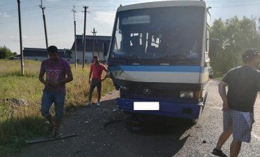 Легковик сильно розбив бік пасажирського автобуса на Закарпатті