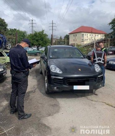 В Ужгороде "арестовали" похищенный в Словакии престижный дорогой автомобиль