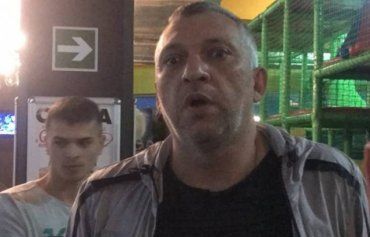 В Ужгороде владелец кинотеатра «5 элемент» избил журналиста Виталия Глаголу