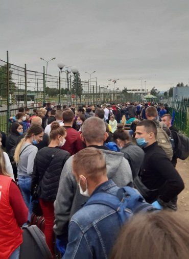 Невже всім байдуже!? На кордоні з Польщею люди по кільканадцять годин мучаються в чергах — і в спеку, і в дощ