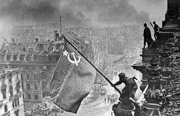 1 мая 1945 года над куполом Рейхстага в Берлине было установлено Знамя Победы
