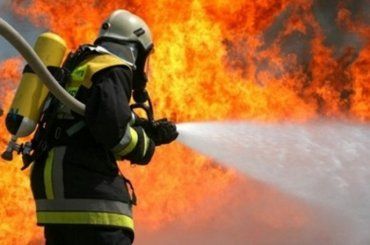 В Ужгороді рятувальники посеред ночі гасили пожежу на "Зеленому ринку"