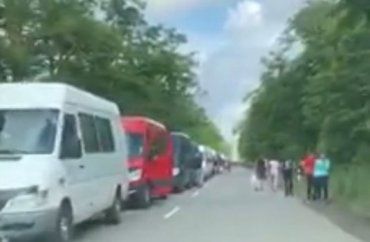 З боку Закарпаття на кордоні з Румунією спостерігається гігантська черга з автомобілів