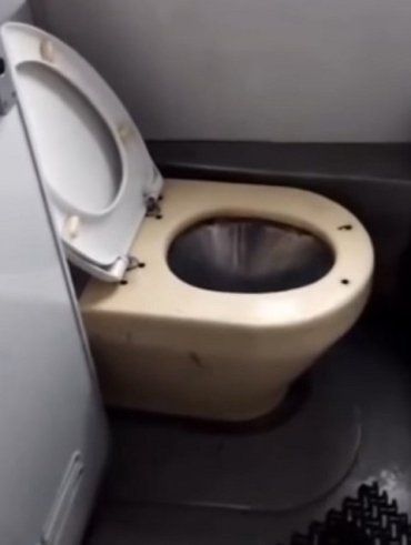 "Адский" туалет: В Украине пассажиры поездов офигели от инноваций Укрзализныци 